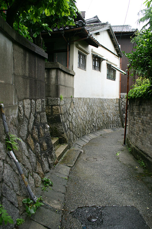 雨上がりの路地