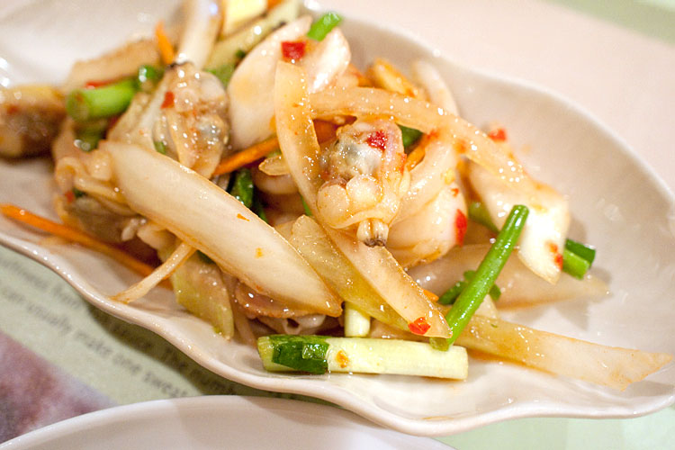 タイ料理店の海鮮サラダ